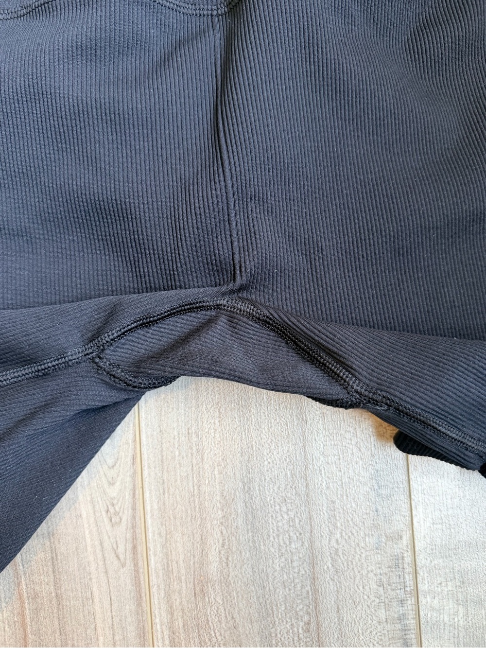 ALO 5” Seamless Ribbed Favourite Short - Picture 5 of 6